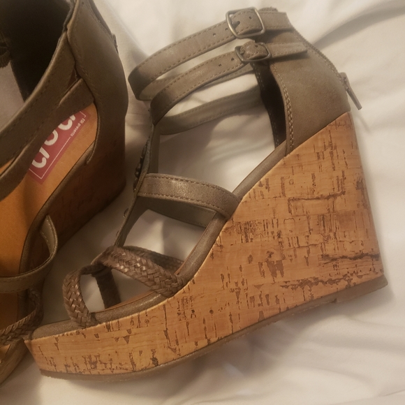 pop Platform Wedge Sandals Grey Distress NWOT - Picture 4 of 9